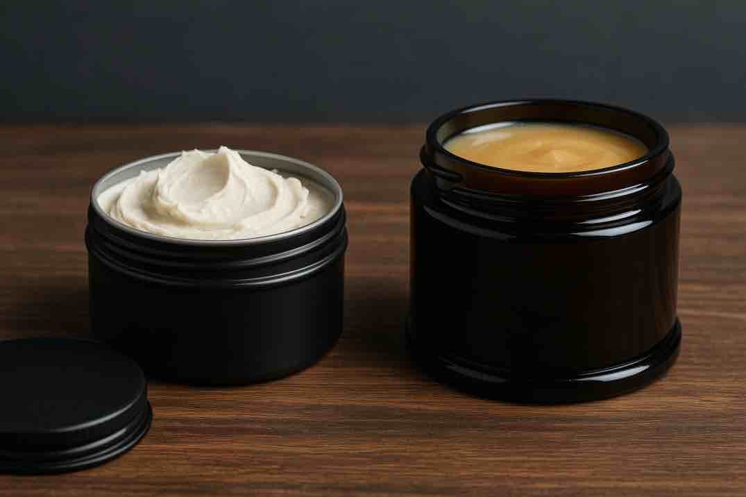 Hiusvaha- ja pomadepurkit vierekkäin valkoisella alustalla