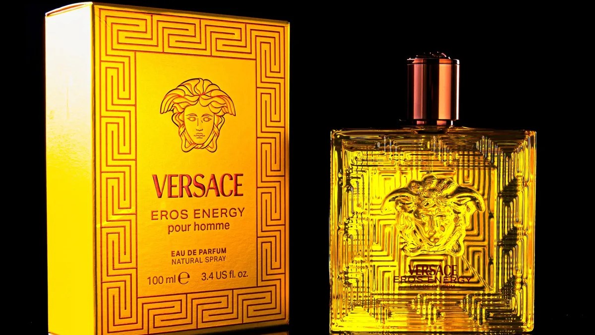 Versace Eros Energy -hajuvesipullo ja sen pakkaus mustaa taustaa vasten