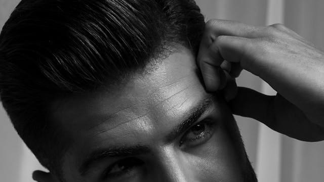 Tyylikäs miesten kampaus, tuuheat hiukset ja tarkka viimeistely