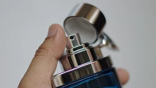 Hajuvesi tuo elegantin ja kestävän tuoksun.