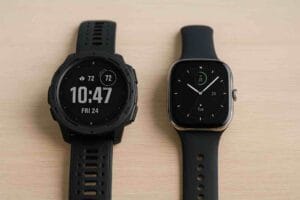 Urheilukello ja älykello rinnakkain puupöydällä