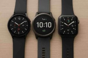 Samsung-, Garmin- ja Apple-älykellot pöydällä vierekkäin vertailua varten