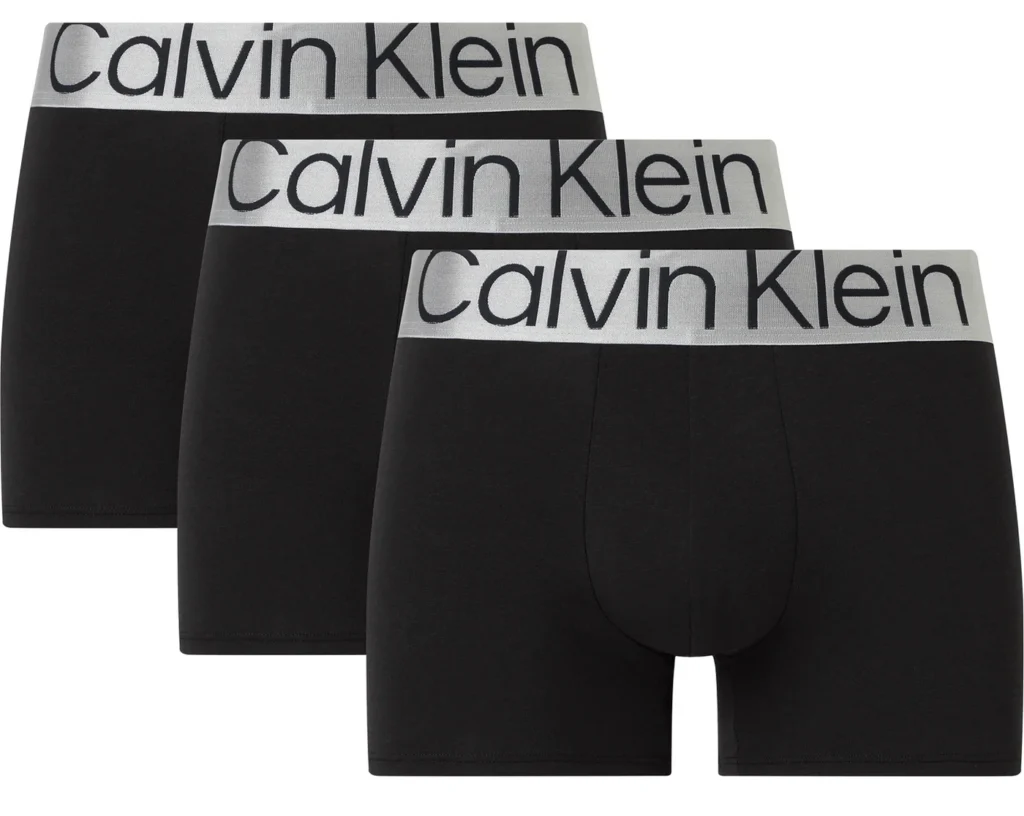 Calvin Klein miesten bokserit, musta 3 parin TRUNK-pakkaus hopeisella logovyötäröllä.