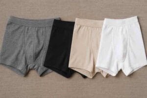 Miesten alushousut eri materiaaleista vierekkäin – merinovilla, mikrokuitu, bambu ja puuvilla.