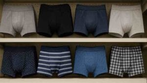 Miesten bokserit siististi järjestettynä kaupan hyllyllä.