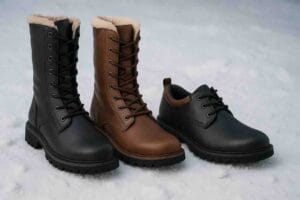 Varrelliset, pitkävartiset ja matalavartiset miesten talvikengät lumisella pinnalla.