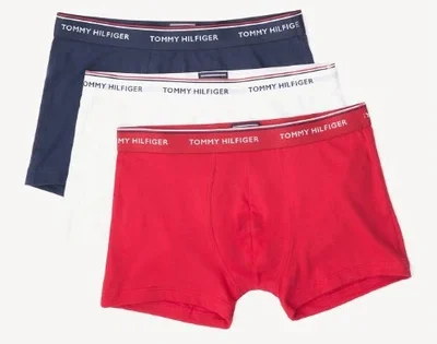 Kolme Tommy Hilfiger -miesten bokseria pakkauksessa, väreinä sininen, valkoinen ja punainen.
