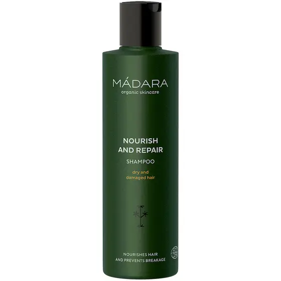 Tummanvihreä MÁDARA Nourish and Repair Shampoo -pullo valkoisella taustalla. Pullossa on musta korkki ja etiketissä teksti “Nourish and Repair Shampoo” sekä maininta kuiville ja vaurioituneille hiuksille. Minimalistinen ja luonnonkosmetiikkaa viestivä pakkaus korostaa tuotteen hoitavaa käyttötarkoitusta.