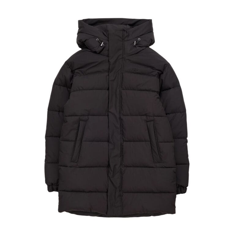 Kuvassa on musta, polvipituinen puffer-tyylinen untuvatakki, jossa on kiinteä huppu ja etupuolella piilotettu vetoketju. Takin pinta on mattapintainen ja siinä on leveät vaakasuuntaiset tikkauspanelit. Etuosassa on kaksi vinoa vetoketjutaskua ja hihansuut ovat kevyesti joustavat. Takki on kuvattu suoraan edestä mustaa taustaa vasten.