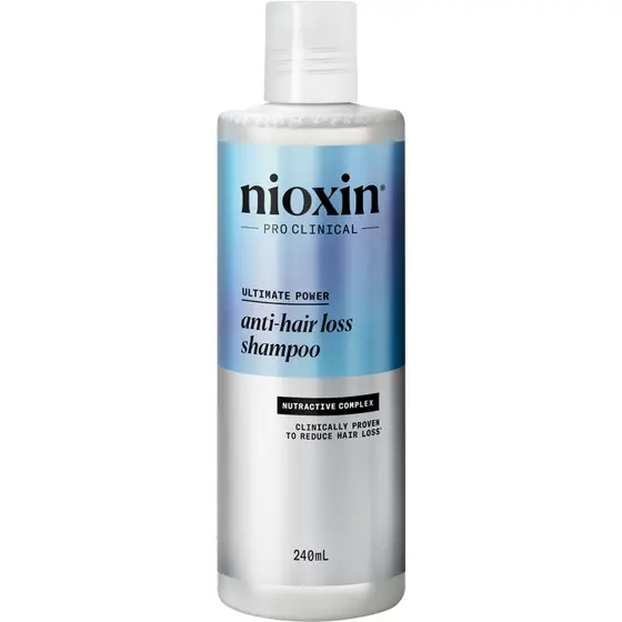 Nioxin Anti-Hairloss Shampoo -pullo valkoisella taustalla. Pullo on vaalea ja sylinterimäinen, ja etiketissä on sinisävyinen yläosa sekä teksti “anti-hair loss shampoo”. Pakkaus ilmentää kliinistä ja hoitavaa lähestymistapaa hiustenlähdön ehkäisyyn.