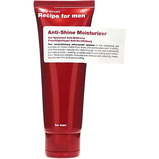 Punainen Recipe for Men Anti-Shine Moisturizer -kosteusvoide tuubissa valkoista taustaa vasten. Pakkauksessa lukee “Anti-Shine Moisturizer” sekä maininta öljynhallinnasta ja mattapintaisesta lopputuloksesta. Tuubi on kapea, pystyasennossa ja siinä on punainen korkki alaosassa.